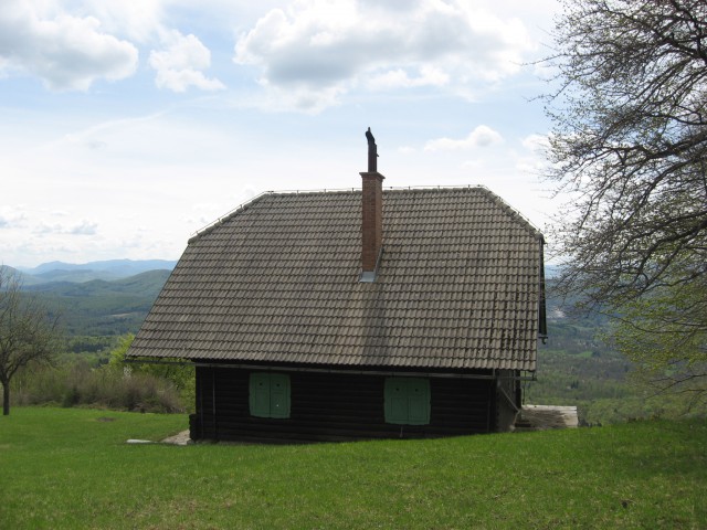 Titova lovska koča na razgledni lokaciji