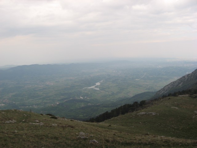Oblačen razgled s Kuclja na Vipavsko dolino in Vogrsko jezero.