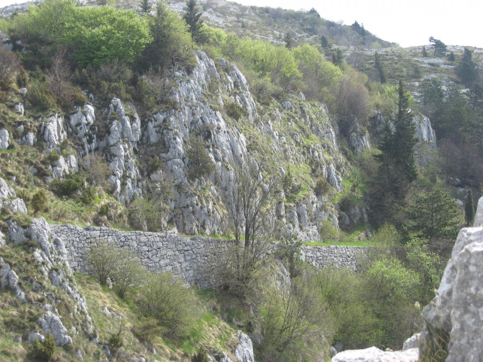 Ostanki Napoleonove ceste, ki je povezovala Vipavsko dolino in Trnovsko planoto