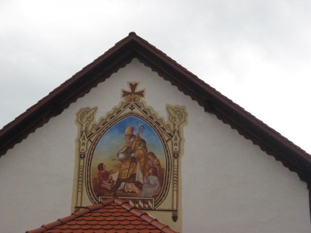 Na Primskovi gori so kar 3 cerkve, poleg Marijine še tale, ki je posvečena Sv. Nikolaju in