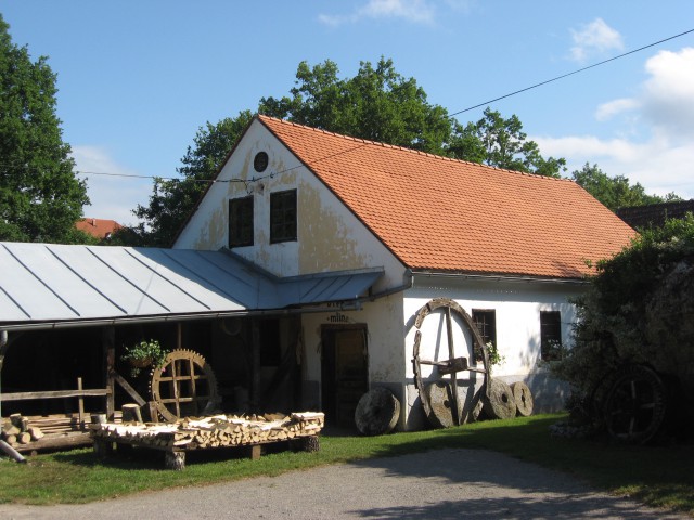 Klepčeva mlin in žaga v Krajinskem parku Lahinje (Pusti Gradec)