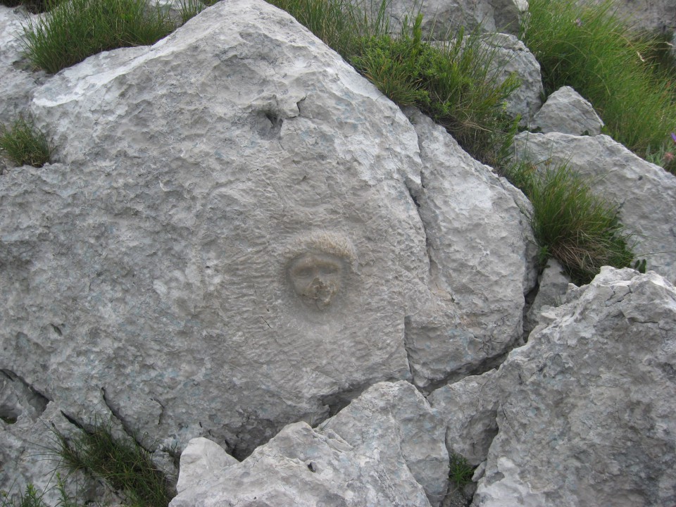 Obraz angelčka, vklesan v skali ob zgornjem delu strme poti na Nanos (žal že poškodovan)