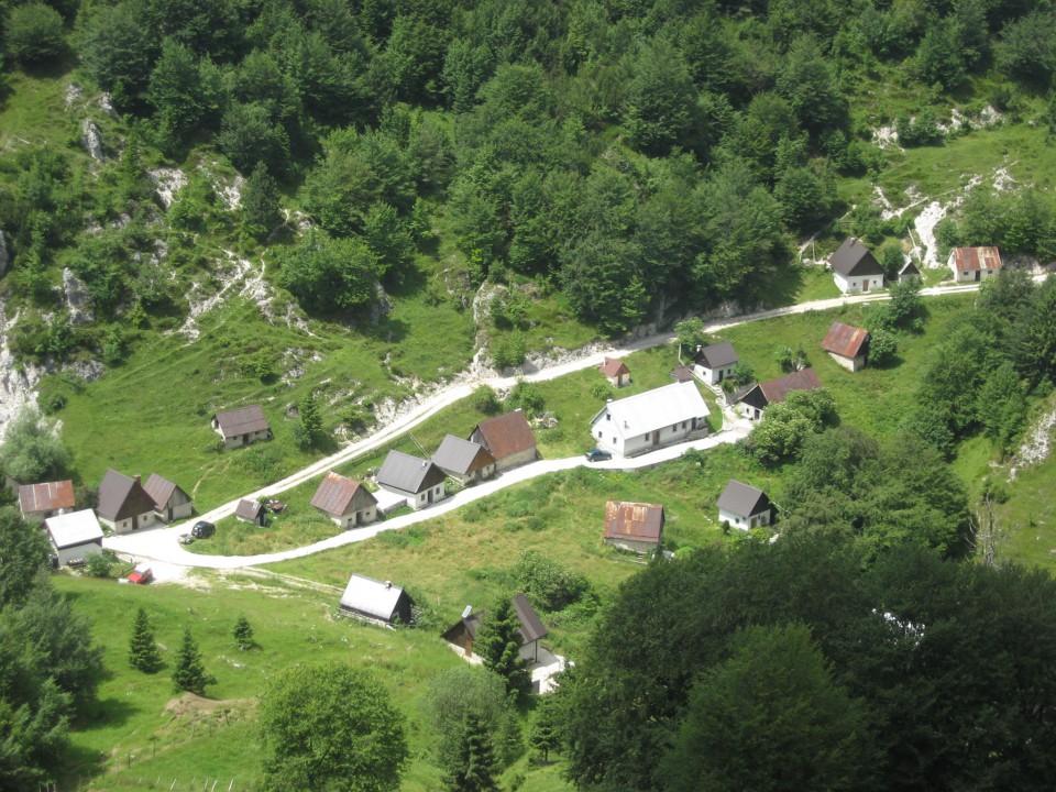 Nad Planino Lom s katere sva se po cesti vrnili na izhodišče na Planini Stador, ravno pred