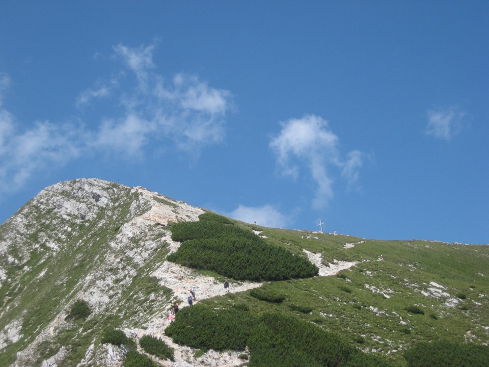 Pogled proti vrhu s sedla med Kepo in malo Dovško Kepo - samo še slabih 15 minut