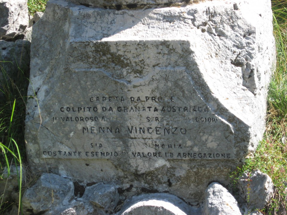 Napis na spomeniku