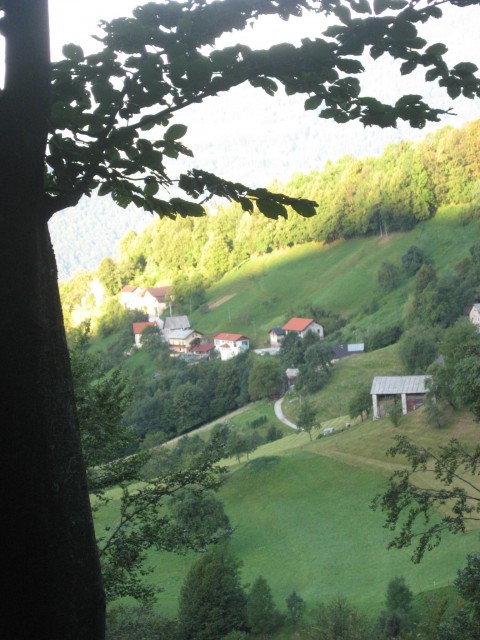 Vas Krn v jutranjem soncu. Življenje tu gori na 895 m n.v.  mora biti težko.