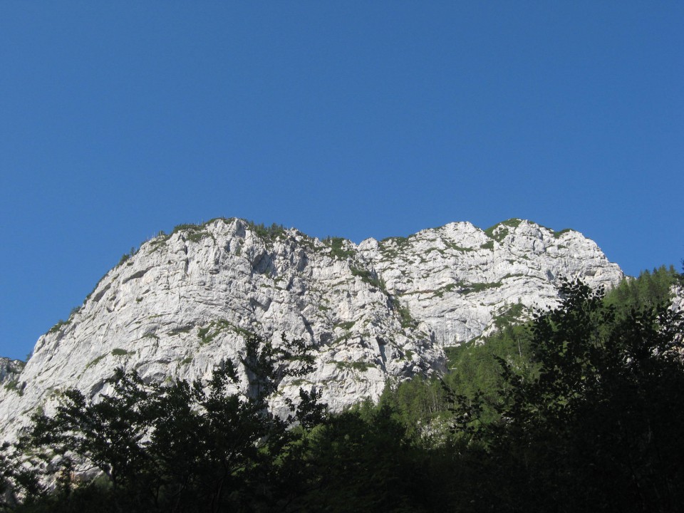 Pečine nad dolino Lučke Bele