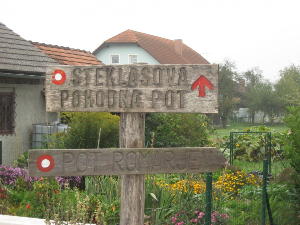 Steklasova pot se imenuje po Ivanu Steklasi, ki je popisal zgodovino župnije Šentrupert.