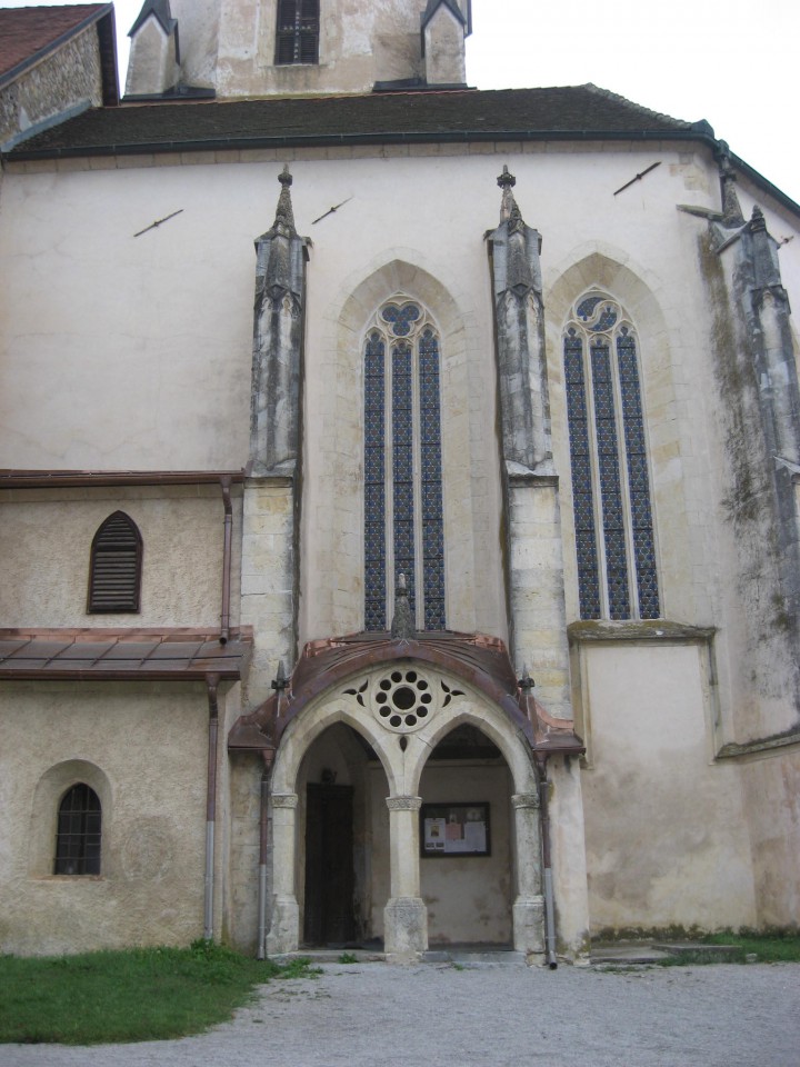 Začetek in konec Steklasove krožne pohodne poti pri cerkvi Sv. Ruperta v Šentrupertu na Do