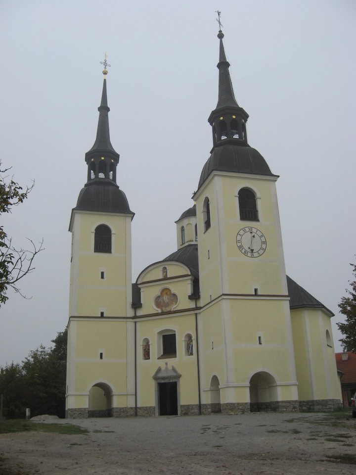 Cerkev na Veseli gori spada med najlepše na Slovenskem. Tudi vas s tem lepim imenom je zel