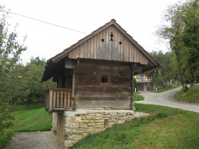 Stara lesena kajža danes služi kot vikend