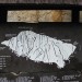Informativna tabla pod steno Anića Kuka z označenimi plezalnimi smermi