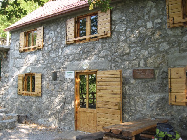 Ivančev dom: skromna planinska koča, vendar prijetna