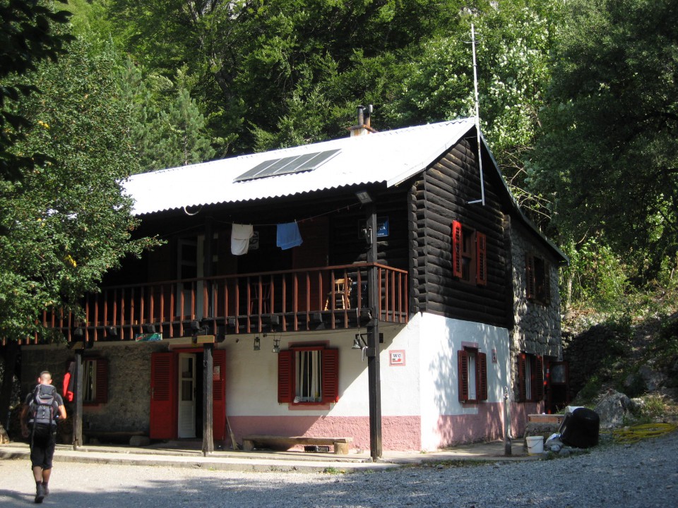 Planinski dom Paklenica ali Borisov dom je malo niže kot Ivančev dom. Od zunaj lepa stavba