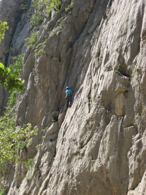 Plezalec v steni Anića Kuka