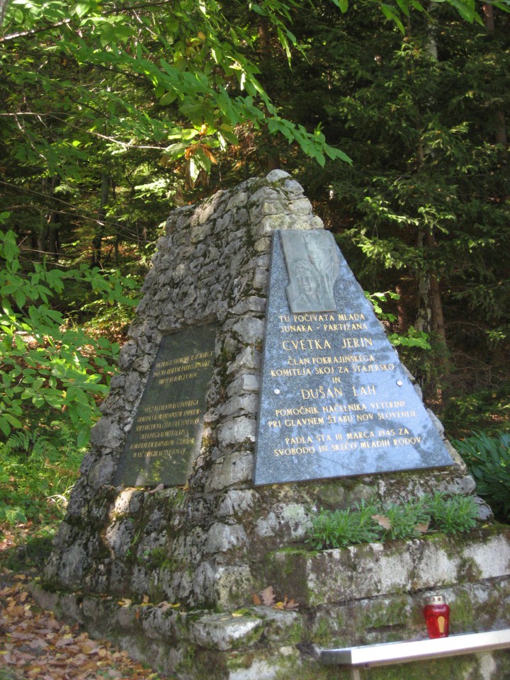 Partizanski spomenik pod Resevno