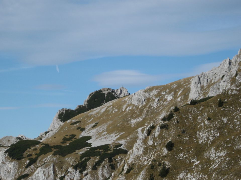 V daljavi se vidi vrh Svačice