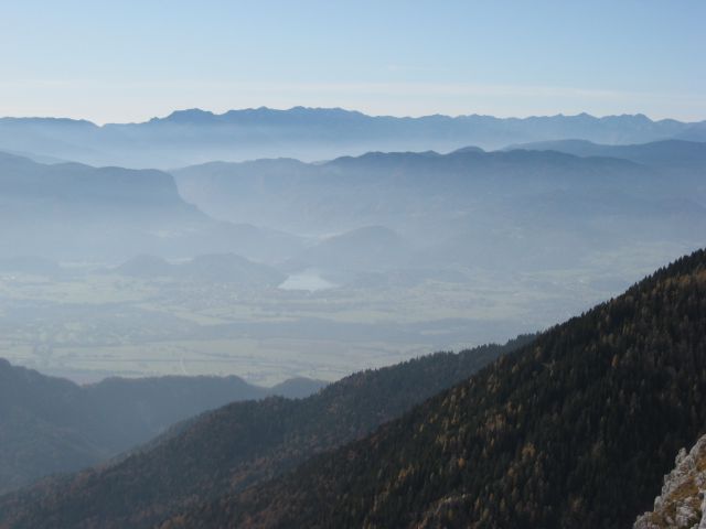 Blejsko jezero z Babjim zobom na levi, Pokljuko na desni, Bohinjske gore zadaj