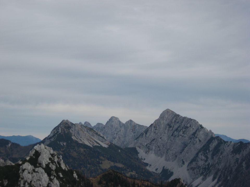 greben Košute z Velikim vrhom in kladivom, levo Košutica (Ljubeljska baba)