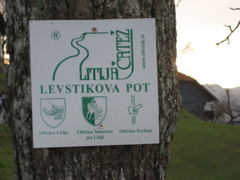 Oznaka Levstikove poti, začele smo v Šmartnem pri Litiji.