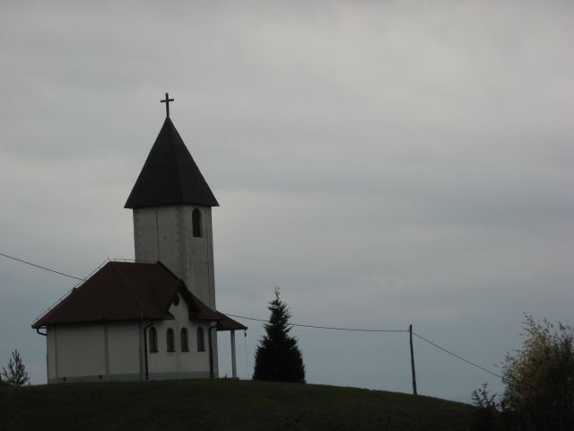 Neznana cerkvica ob poti