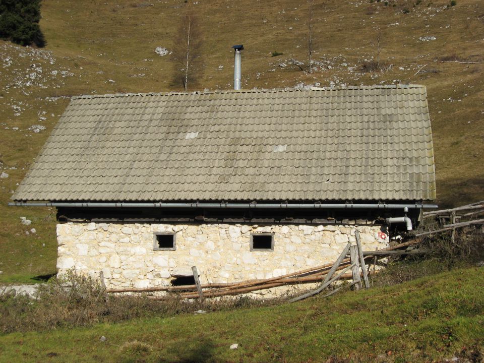 Pastirski stan, bogve če je tukaj poleti še kaj živine?