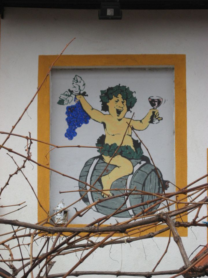 Bakhus, bog vina na fasadi zidanice v Gornjem Kamenju