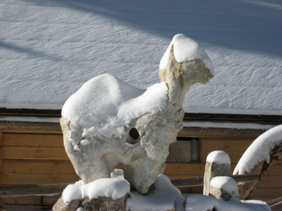 Kamniti okras pastirske hiške-zgleda, da je izdelek narave