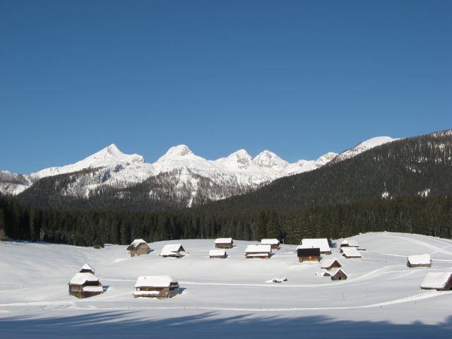 Pogled na jutranjo planino Zajavornik in njene visoke varuhe v ozadju