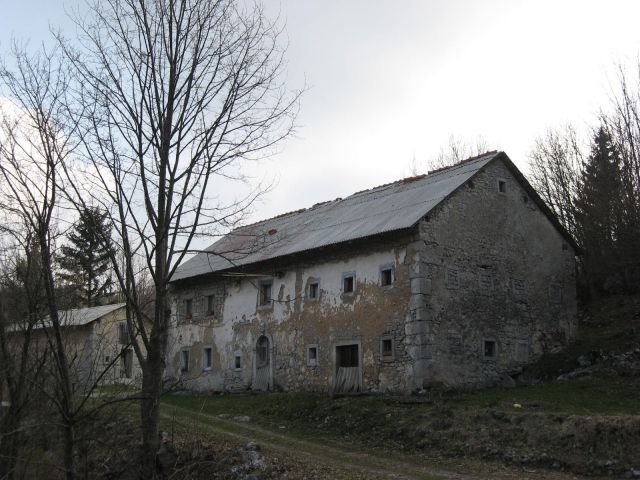 Veliko je zapuščenih hiš, tale je bila glede na velikost sigurno močna kmetija