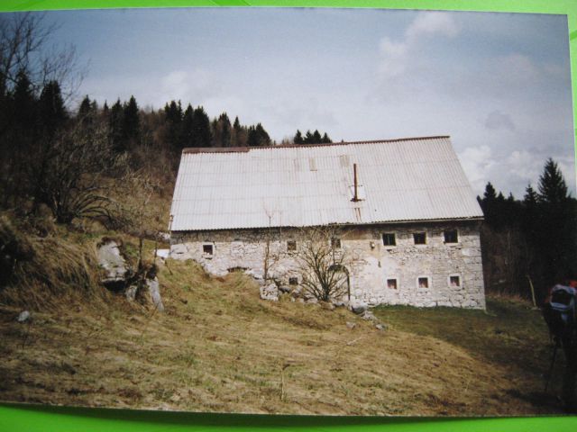 ..ista hiša pred 4 leti je imela še v celoti prekrito streho