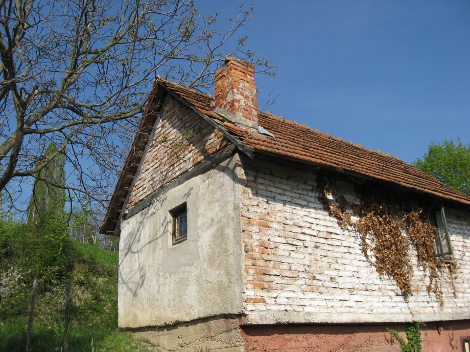 Spet ena stara hiška, ki čaka, da jo kdo posvoji in obnovi
