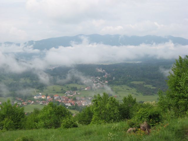 Pogled na Begunje, zadaj Javorniki