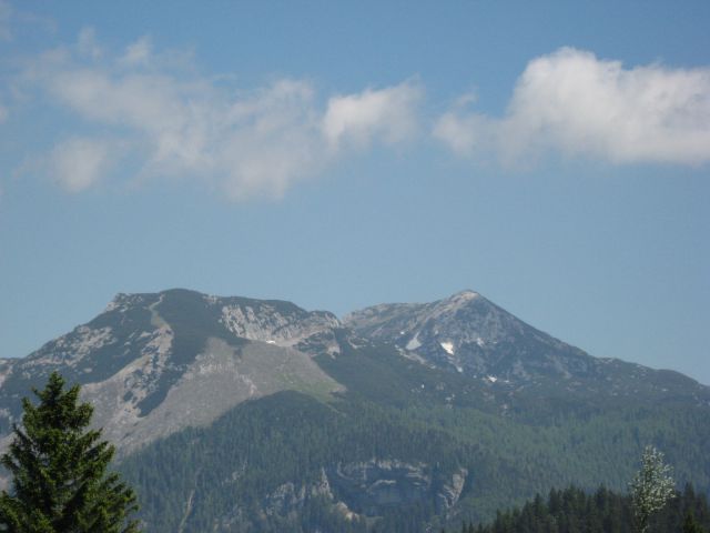 Levo Lučki dedec, desno pa verjetno Veliki vrh (Dleskovška planota)