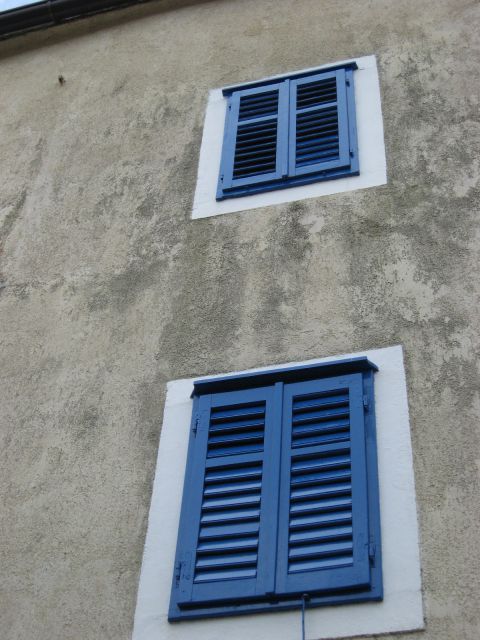 Veliko je modre barve na oknih in vratih-paše v to okolje