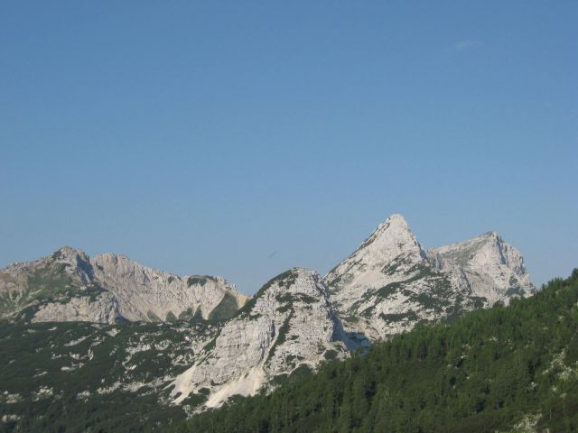 Levo viševnik, desno mali in veliki Draški vrh, na sredini spredaj pa?