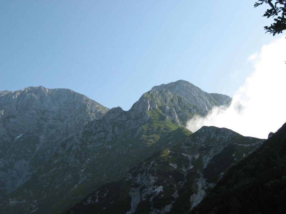 Sonce na rezijanski strani, z bovške strani pa se dvigajo megle