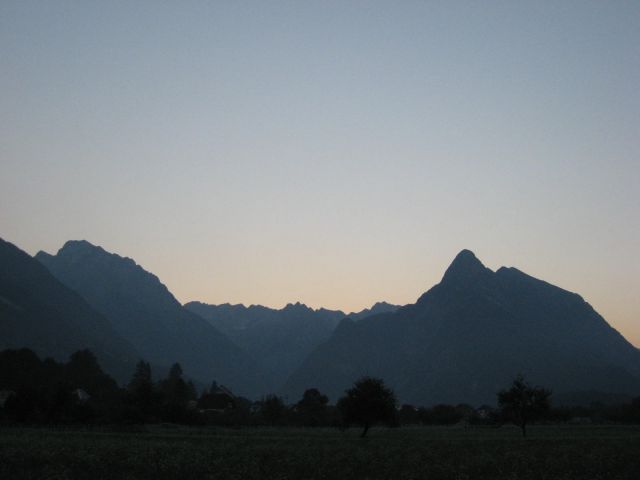 Jutranji razgledi iz avta na gore nad Bovcem, desno Svinjak