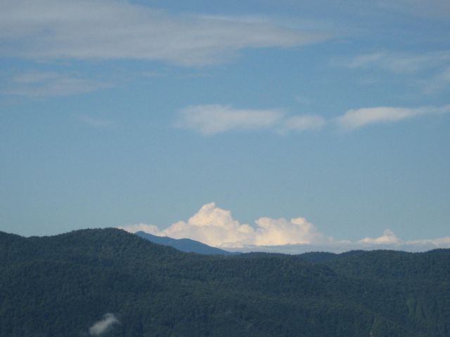 Zadaj se vidi mali del Snežnika, nadnjim pa oblak-gora