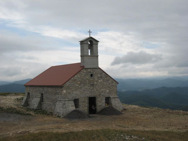 Nova cerkev tik pod vrhom