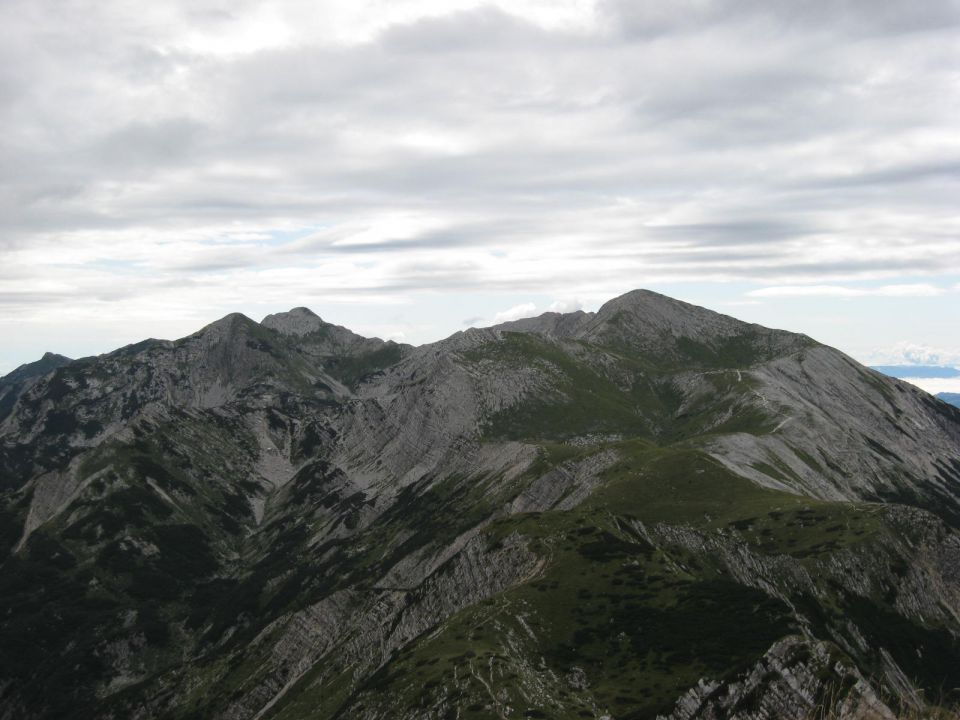 pogled proti rodici, čisto levo se vidi špička črne prsti