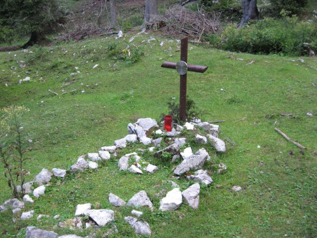 Partizanski grob na planini Pečana