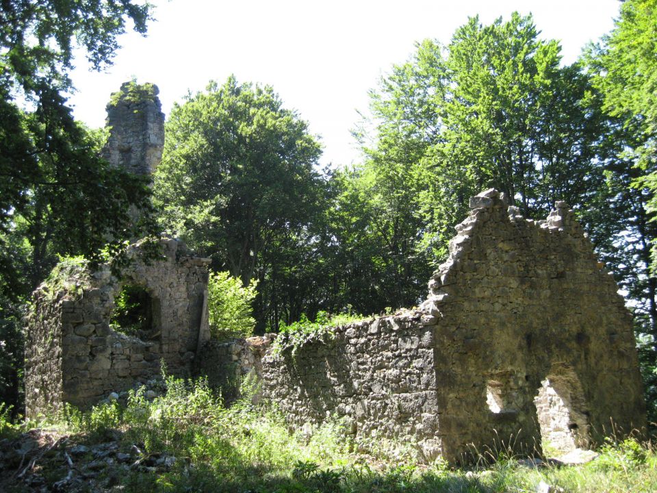 ruševine romarske cerkve na Peterhribu
