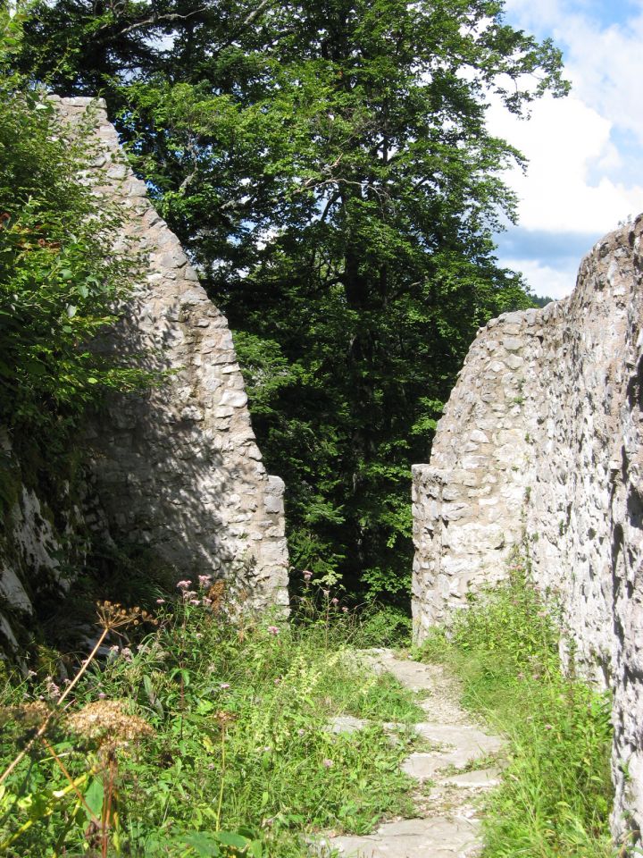 obnovljeni vhod/izhod v področje gradu
