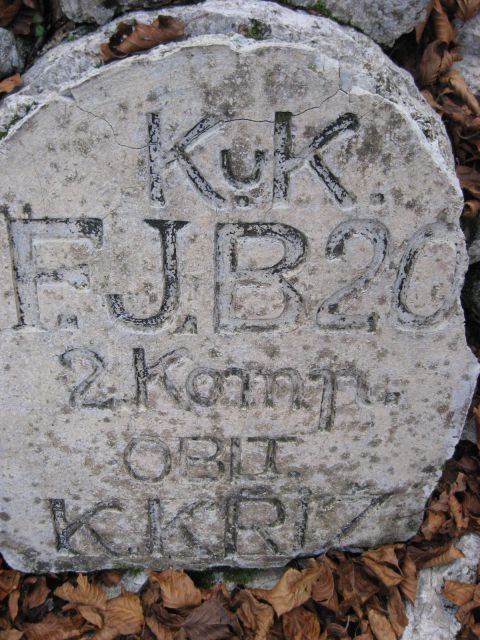 Tale kamen pa je ob stezi pod vrhom Javorščka - vojaška oznaka?