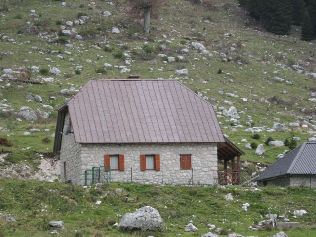 Nazaj na planini Predolina, ki ima lepo novo pastirsko hišo