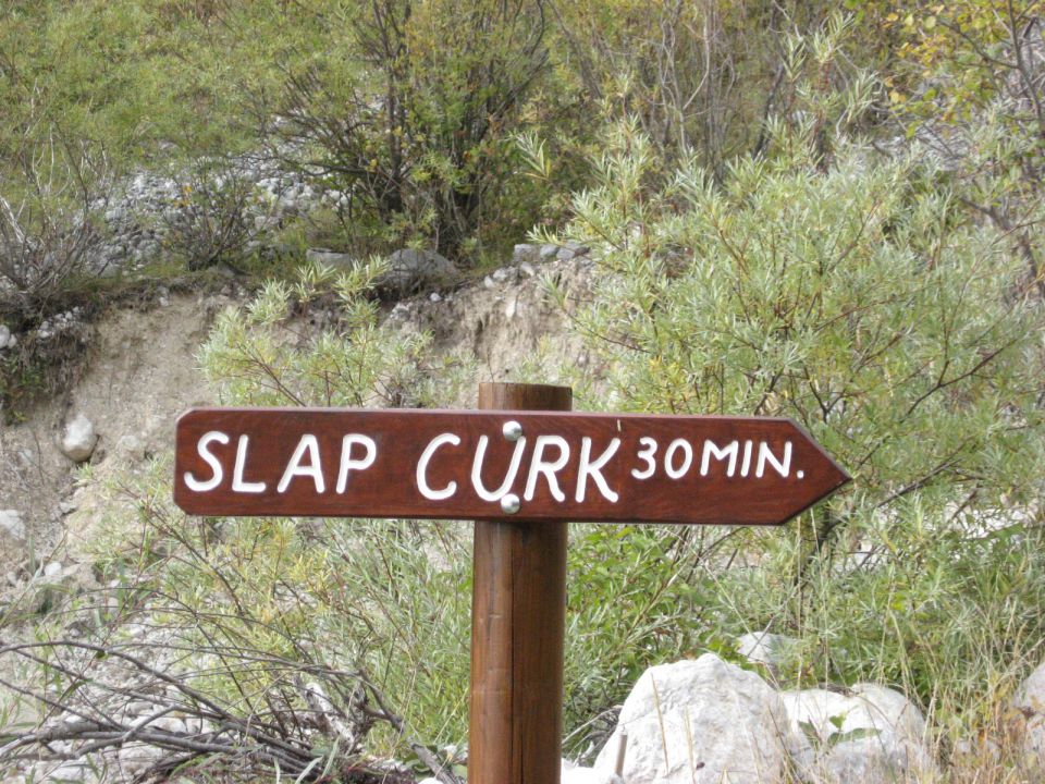 Nad Drežniškimi Ravnami, pod planino Zaprikraj je oznaka za slap Curk