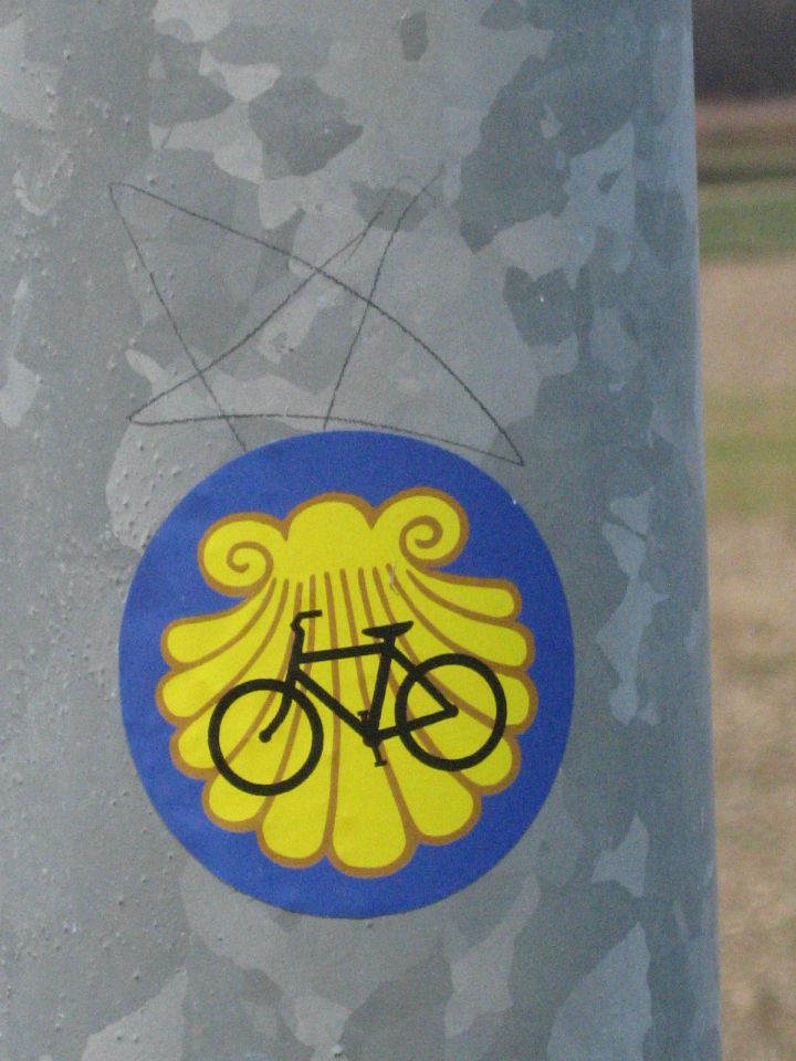 Oooo...to je pa oznaka za Jakobovo kolesarsko pot (slovenski Camino)