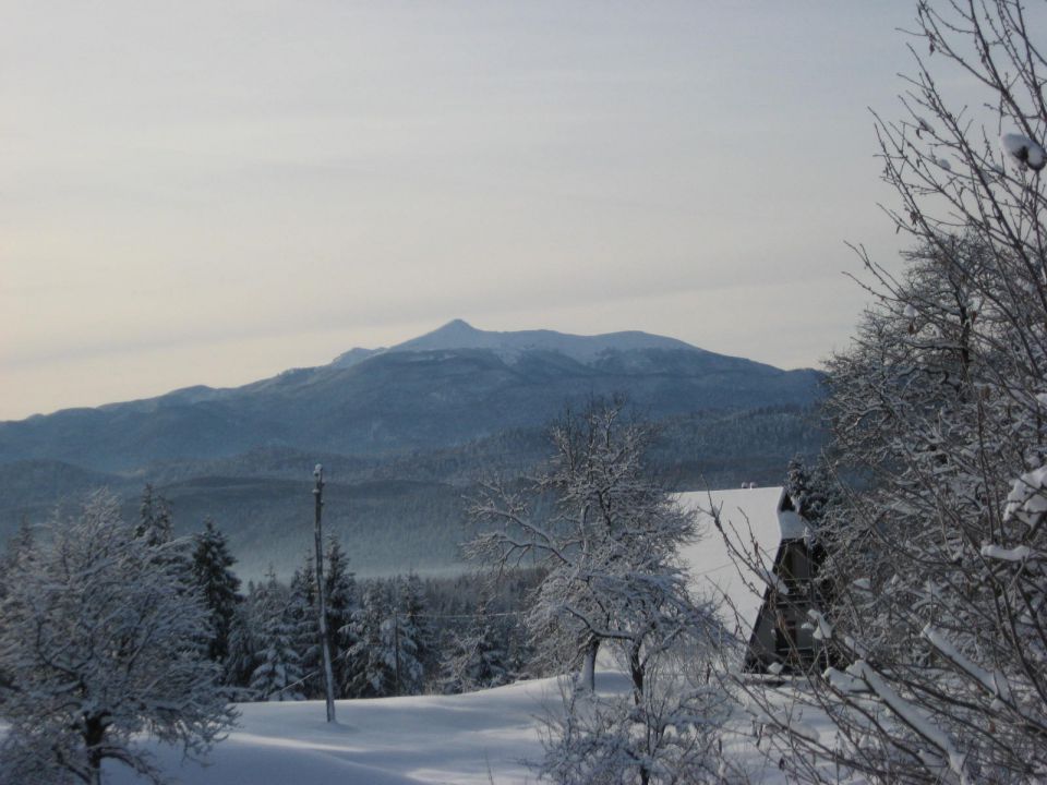 Pogled na Snežnik iz Sv. Ane