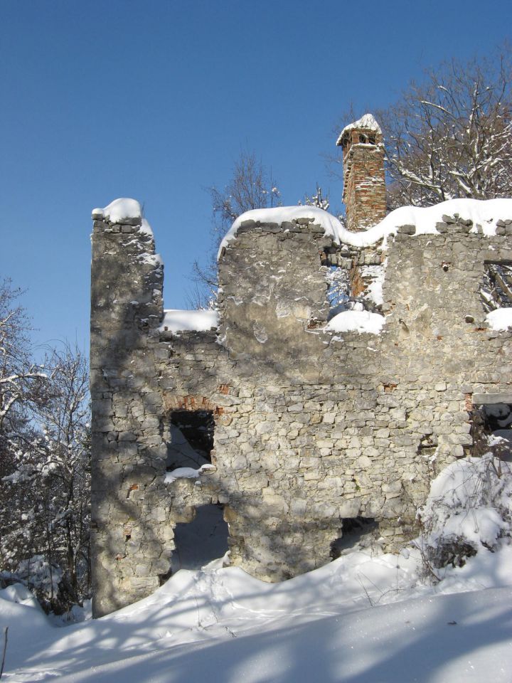 Ruševine na vrhu - le kaj je tukaj bilo?